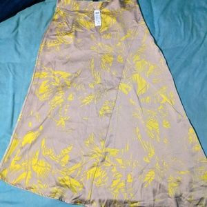 Silky skirt with an angles length.